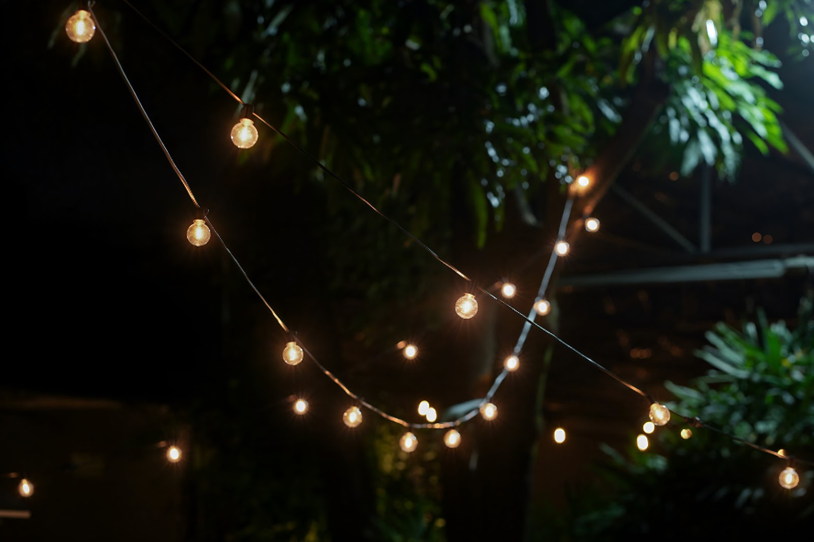 Decoração Luminescente: Cordões e Arandelas para Ambientes Externos