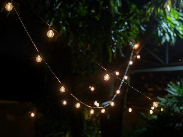 Decoração Luminescente: Cordões e Arandelas para Ambientes Externos