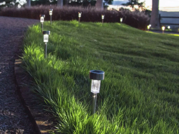 Balizadores Solares: Elegância e Eficiência em Iluminação para Jardins