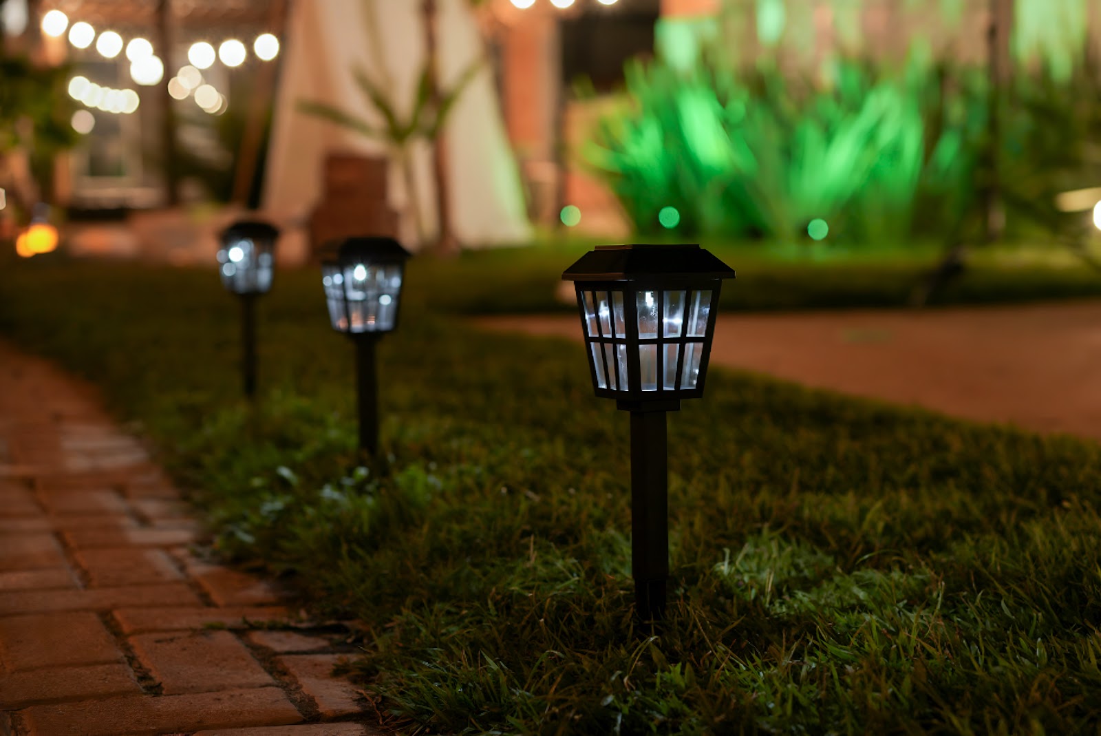 Praticidade e Beleza com Refletores e Espetos Solares no seu Jardim